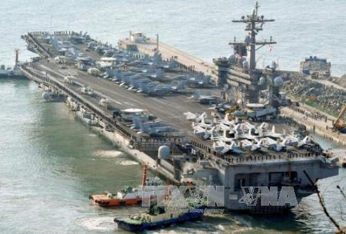 US deploys aircraft carriers toward North Korea - ảnh 1