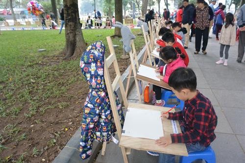 Vietnamese, foreign children paint for peace  - ảnh 1
