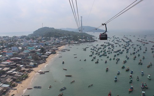 World’s longest sea cable car route launched in Kien Giang province - ảnh 1