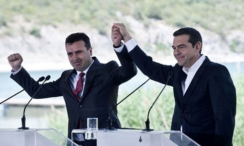 Greece, Macedonia sign agreement on name change - ảnh 1