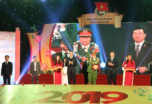 10 outstanding Hanoi youths honored - ảnh 1
