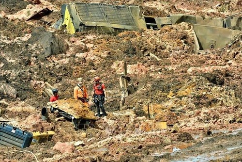 Search resumes at Brazil mine disaster site - ảnh 1