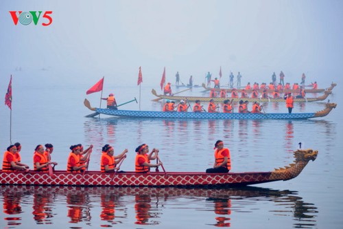 Dragon boat race makes waves in Hanoi - ảnh 1