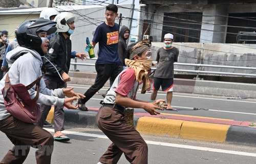 Indonesia lifts social media curbs targeting hoaxes during unrest - ảnh 1