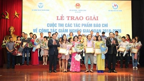 Awards presented to winners of writing contest on poverty reduction - ảnh 1