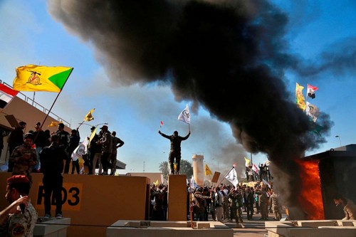 Protesters burn security post at US Embassy in Iraq - ảnh 1
