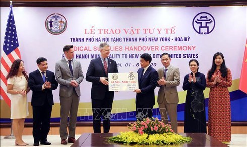 New York receives 2 tons of face masks from Hanoi - ảnh 1