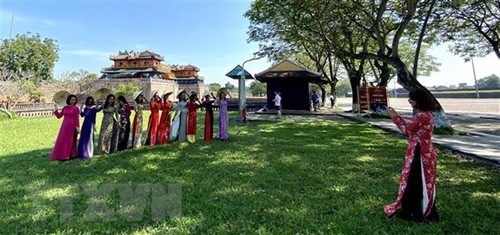 Visitors wearing ao dai to enjoy free entrance to Hue’s relics - ảnh 1