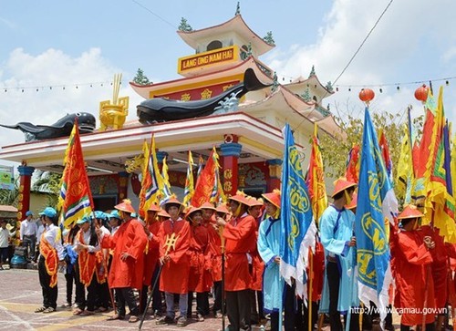 Song Doc Nghinh Ong Festival recognised as national intangible heritage - ảnh 1