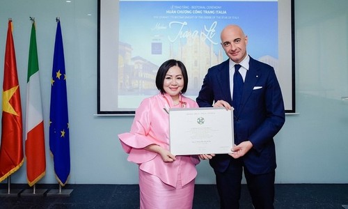 Fashion pioneer first Vietnamese fashionista to receive top Italian honor - ảnh 1