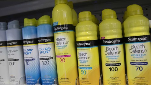 J&J recalls sunscreens after carcinogen found in some sprays - ảnh 1