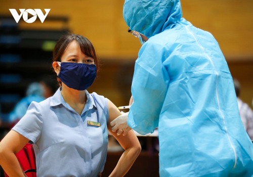 Initial COVID-19 vaccination drive begins in Da Nang - ảnh 15