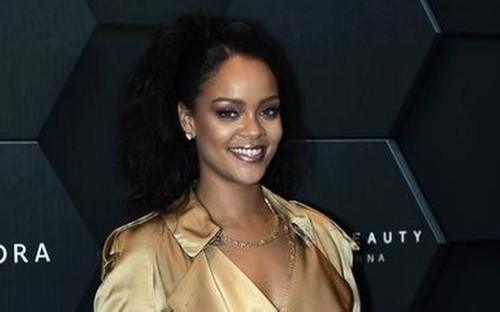 Singer Rihanna is officially a billionaire, Forbes says - ảnh 1