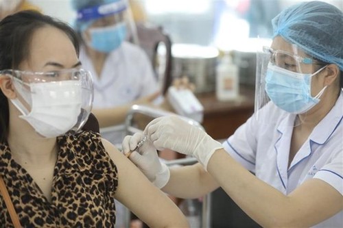 HCM City, Hanoi accelerate testing, vaccinations against COVID-19 - ảnh 1
