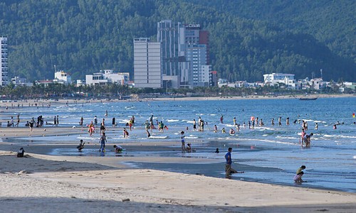 With Covid under control, Da Nang reopens public beaches, hotels - ảnh 1