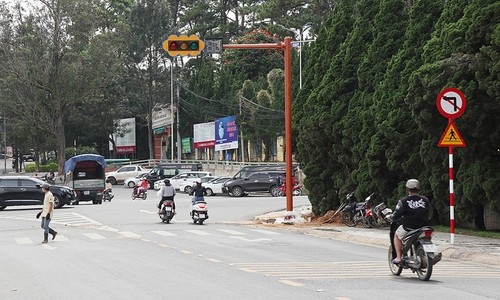Resort town Da Lat installs its first traffic light - ảnh 1