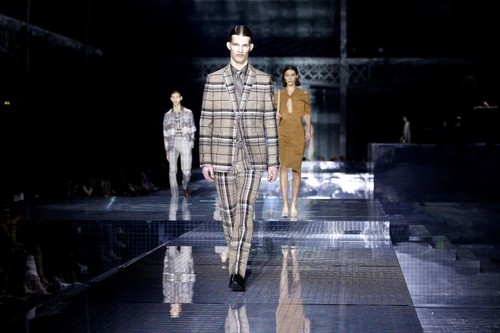 From Italian glitz to British rainwear: Versace boss joins Burberry - ảnh 1