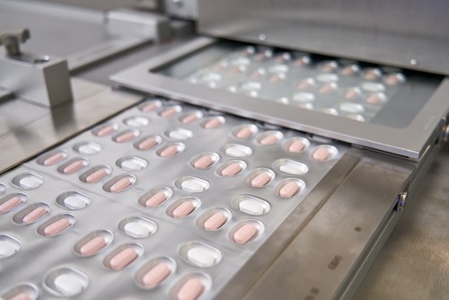 US to buy 10 milion courses of Pfizer's COVID-19 pill for 5.3 billion USD - ảnh 1