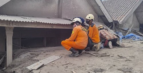 Indonesia: Semeru volcano erupts again, hindering rescue work - ảnh 1