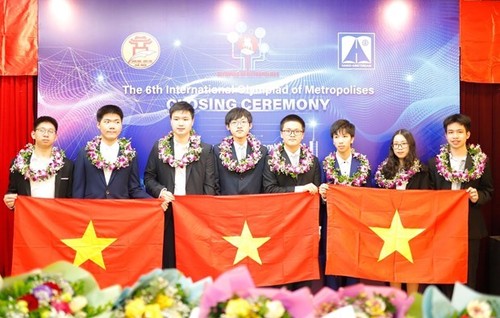 Vietnamese students win gold, silver medals at Int’l Olympiad of Metropolises - ảnh 1