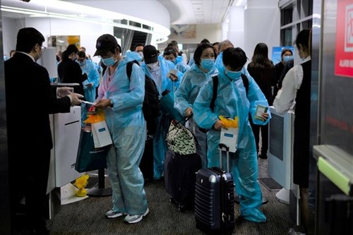 Self-quarantine for fully vaccinated, recovered foreign arrivals cut to three days - ảnh 1