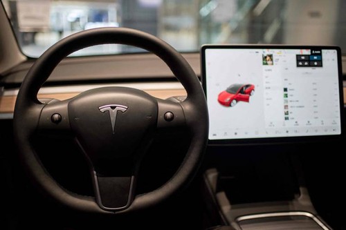 US opens investigation into Tesla vehicles over game feature - ảnh 1