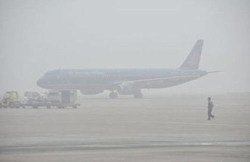 Thick fog prevents dozens of flights from landing in northern airports - ảnh 1