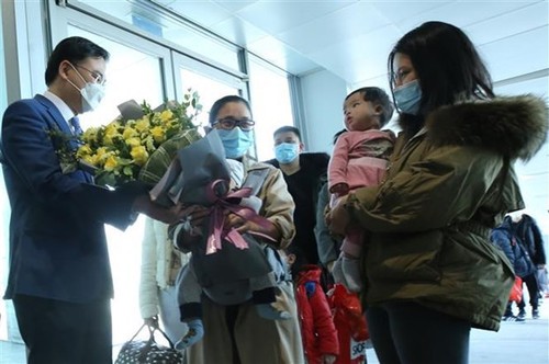 First repatriation flight from Ukraine lands in Hanoi - ảnh 1