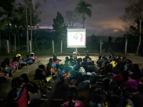 Toys and mobile cinema brought to entertain mountain children - ảnh 3