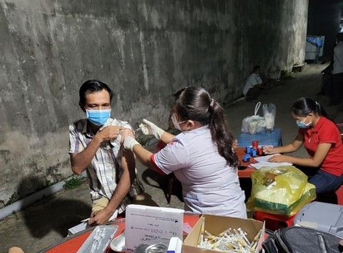 Vaccination critical in reducing severe COVID-19 cases: MoH - ảnh 1