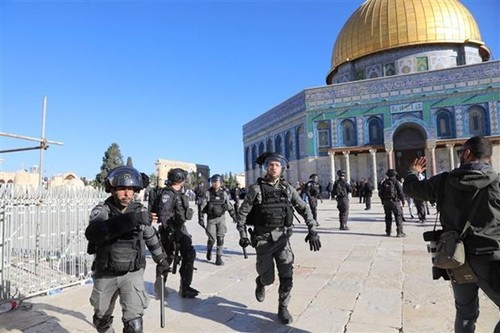 Israeli forces, Palestinians clash again at Jerusalem mosque  - ảnh 1