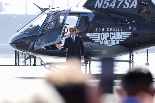 Movie critics gush over Tom Cruise's return in 'Top Gun' sequel - ảnh 1