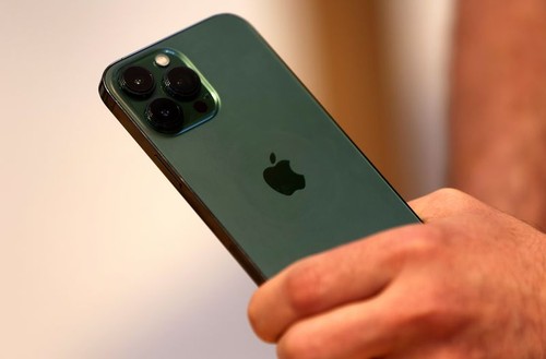 Apple to keep iPhone production flat in 2022 - Bloomberg News - ảnh 1