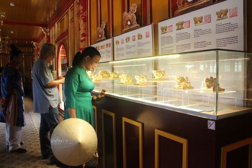 32 versions of  Nguyen Dynasty's golden seal displayed  - ảnh 1