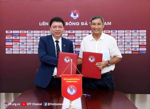 Head coach of Vietnam women's football team renews contract with VFF - ảnh 1