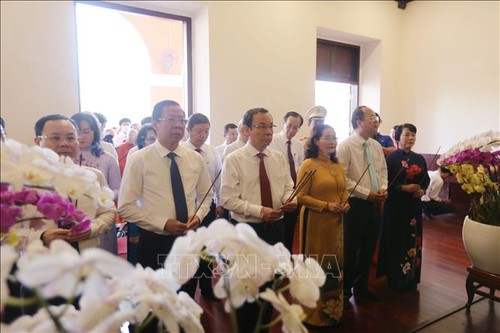 City leaders offer incense to commemorate Presidents Ho Chi Minh, Ton Duc Thang - ảnh 1
