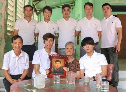 Young men restore hundreds of photos to pay tribute to martyrs - ảnh 1