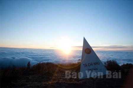 Yen Bai launches tours to conquer two of highest mountains in Vietnam - ảnh 1