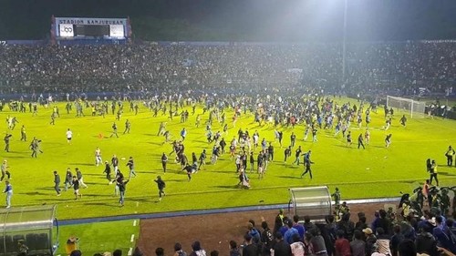 Stampede, riot at Indonesia soccer match kill 174 - ảnh 1