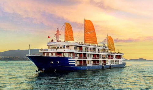 Overnight cruise ship service piloted in Nha Trang Bay - ảnh 1