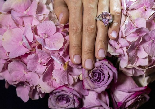 Vivid pink diamond could go for 35 million USD at Christie's auction - ảnh 1
