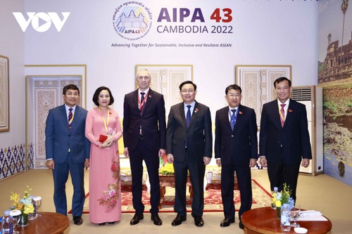 NA Chairman meets parliamentary leaders of Singapore, Azerbaijan, Belarus - ảnh 3
