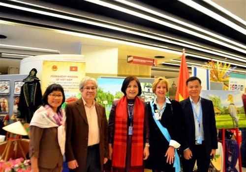 Vietnam introduces handicraft products, cuisine at UN Bazaar 2022 - ảnh 1
