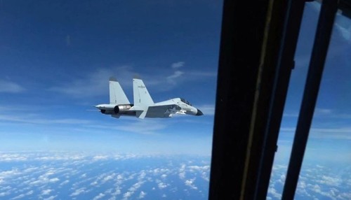 Chinese jet came within 3 meters of US military aircraft, US says - ảnh 1