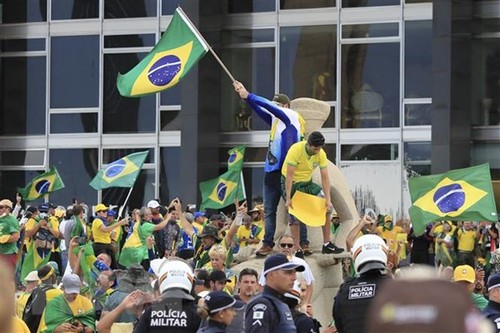 Global leaders condemn assault on Brazilian government buildings - ảnh 1