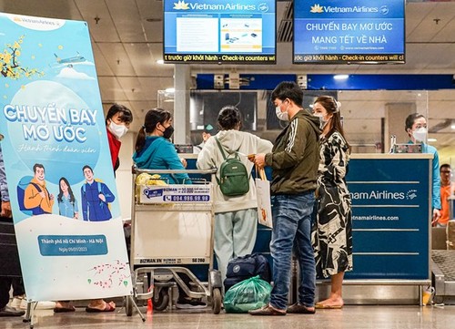 Over 100 disadvantaged workers return home for Tet on Vietnam Airlines free flight - ảnh 1