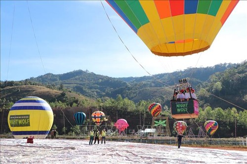 Kon Tum festival attracts record number of hot air balloons  - ảnh 1