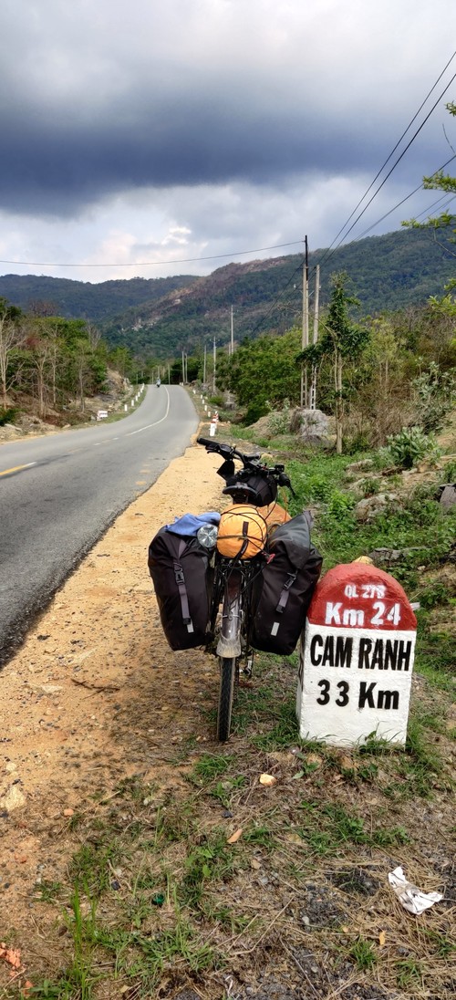 American man explores Vietnam on bicycle  - ảnh 5