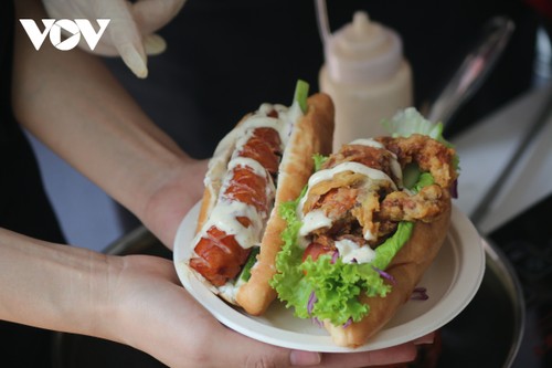 Booking.com introduces six destinations for banh mi street food sampling - ảnh 1