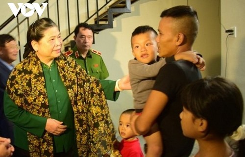 Постоянный вице-спикер парламента Тонг Тхи Фонг вручила подарки пострадавшим от наводнений соотечественникам в провинции Тхыатхиен-хюэ - ảnh 1